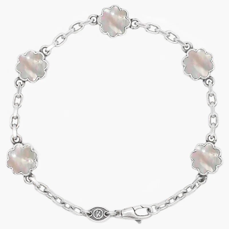 Stream pebble bracelet-Multi Daisies Sterling Silver Chain Bracelet With MOP