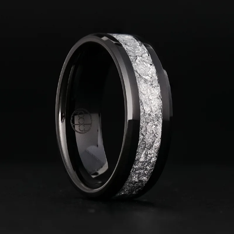 Wavy rim ring-Silver Leaf Ring on Black Ceramic | Full Channel